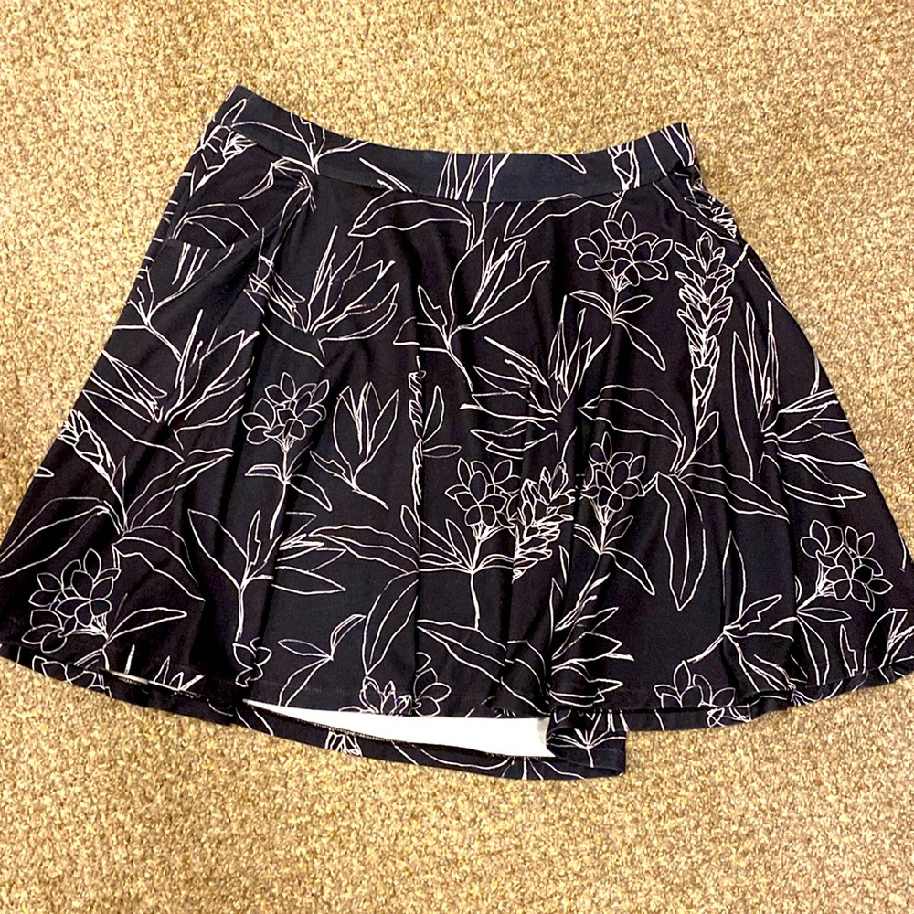 Krimson & Klover skirt with pockets! Black and white.